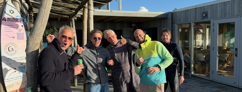 Leden bij Sports at Sea genieten na van hun sessie. Kitesurf leven.