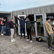 Leden van SAS staan gezellig te praten. Plezier van kitesurfen straalt er vanaf. Leden van SAS staan gezellig te praten. Plezier van kitesurfen straalt er vanaf.