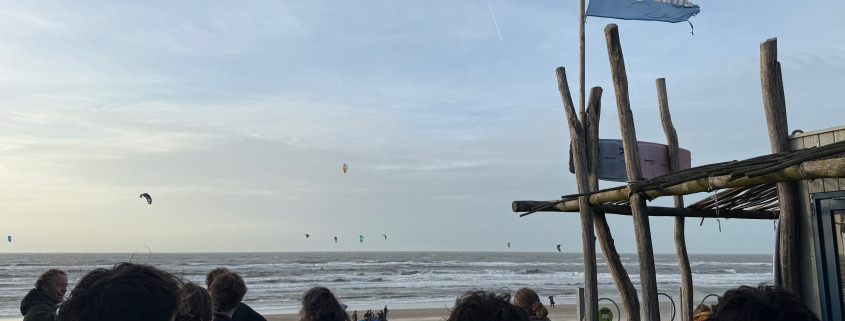 Leden in Castricum kijken naar kiters op zee. Wanneer kitesurfen?