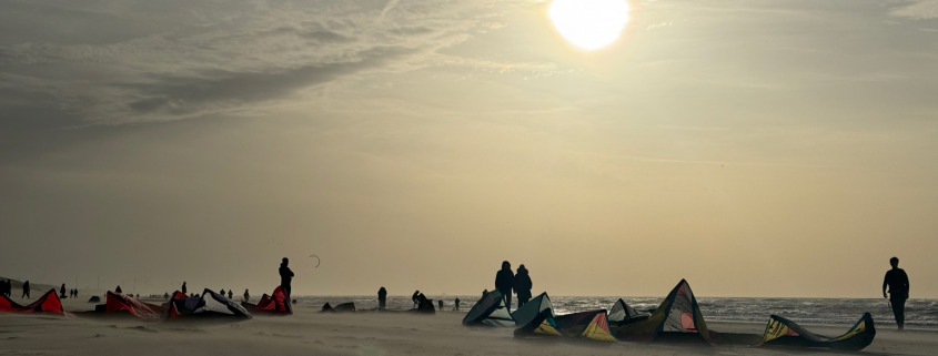 Kites liggen in de wind op het strand. Windsnelheid.