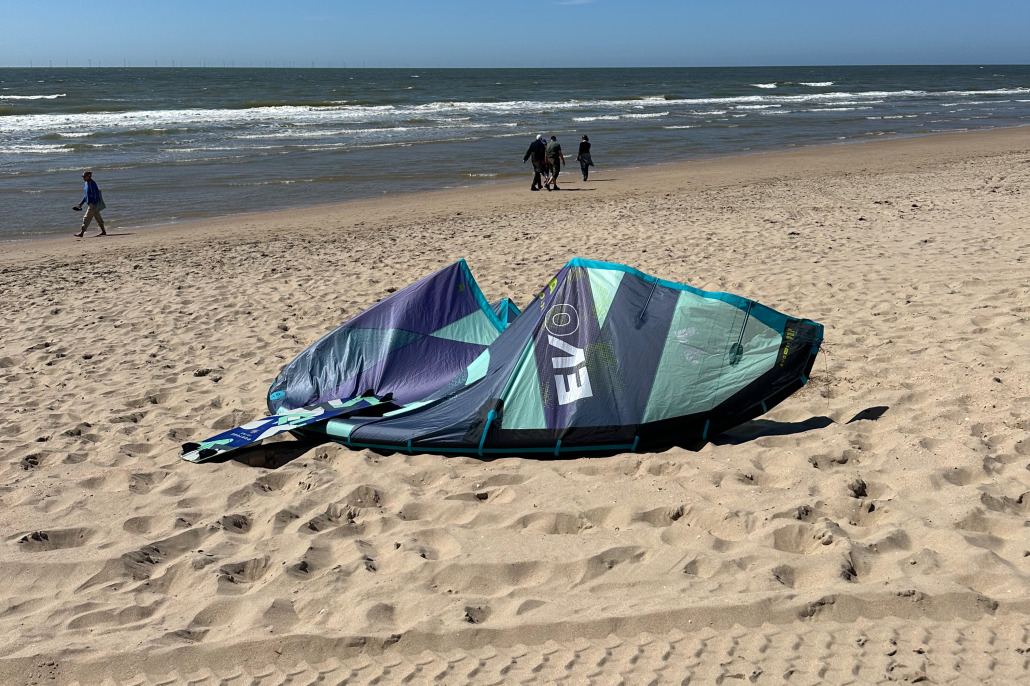 Materiaal voor kitesurfen. Duotone 2024 EVO SLS 11 meter bij Surfschool Castricum.