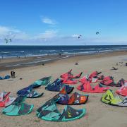 Duotone kites op het strand in Castricum.