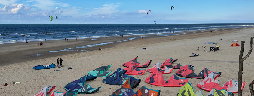 Duotone kites op het strand in Castricum.