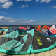 Duotone kites op het strand bij Surfschool Castricum.