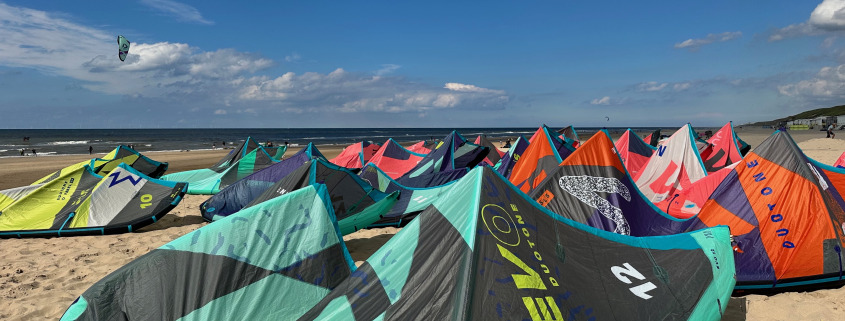 Duotone kites op het strand bij Surfschool Castricum.