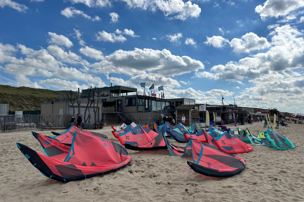 Opgepompte Duotone Kites op het strand bij surfschool Castricum. Verschillende types.