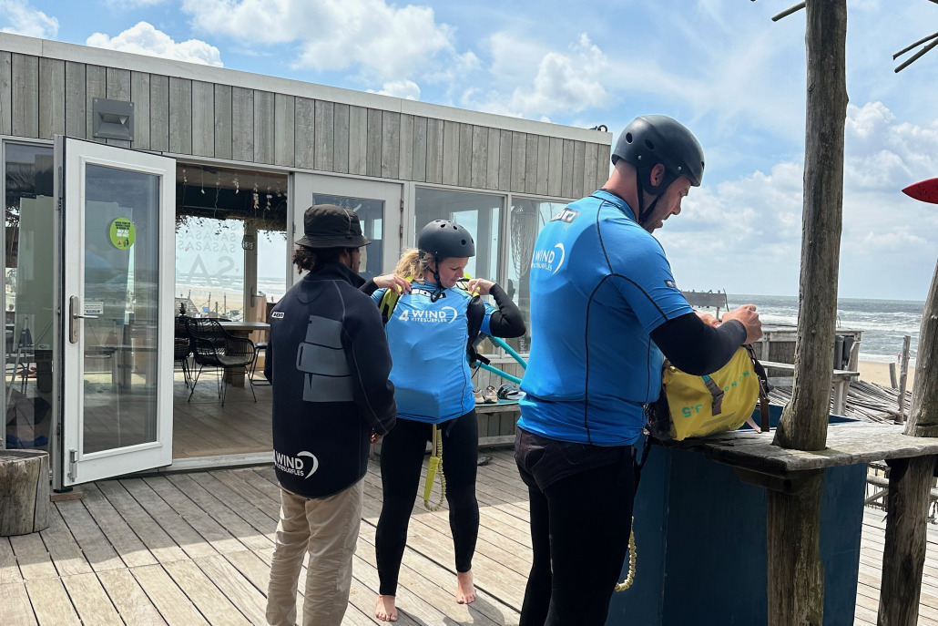 Prive voor twee les maakt zich klaar tijdens de les kitesurfen bij Surfschool Castricum. De juiste uitrusting.