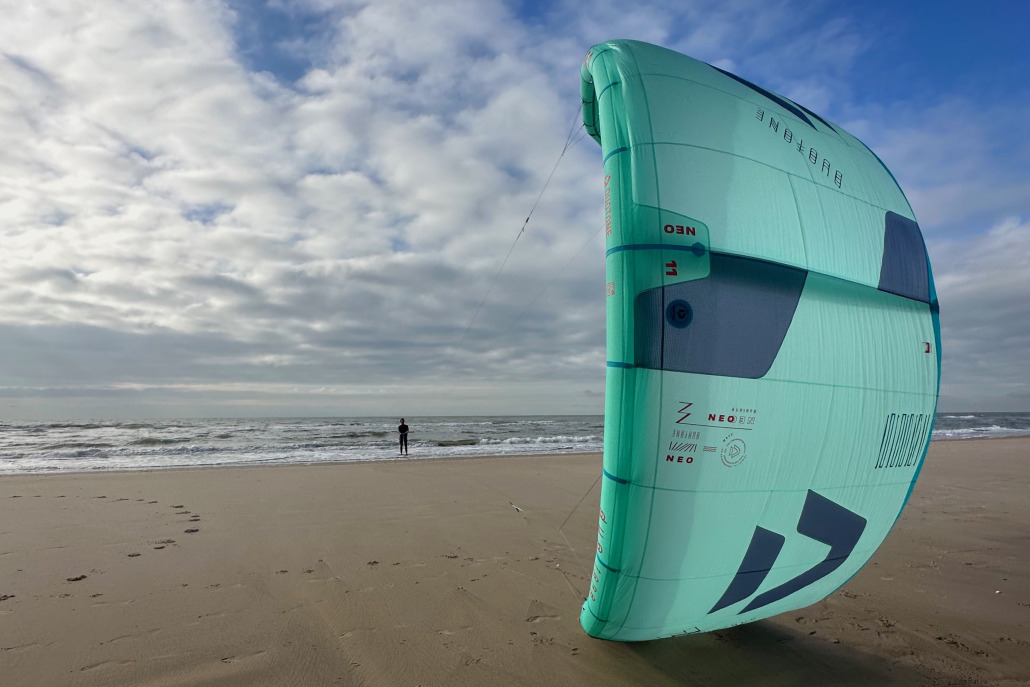 Student parkeert kite op het strand tijdens de les kitesurfen bij Surfschool Castricum. Juiste maat kite.