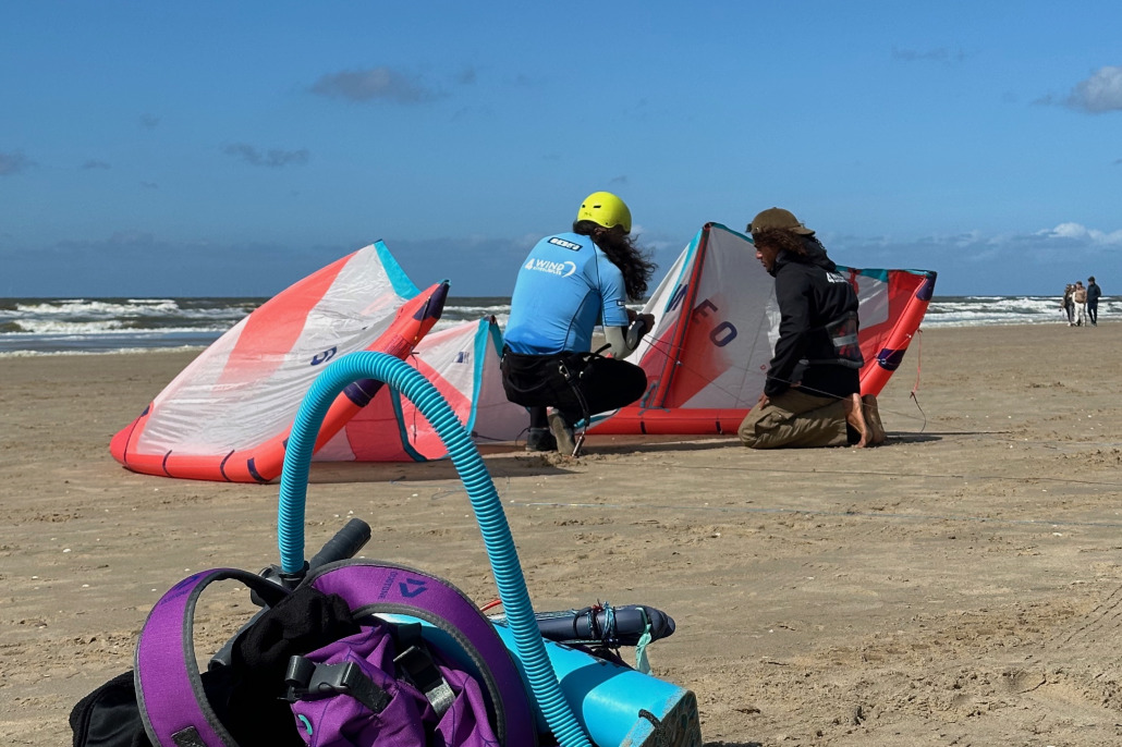 Veiligheid van de kite checken tijdens de les kitesurfen bij Surfschool Castricum. Tweedehands Kitesurfmateriaal.