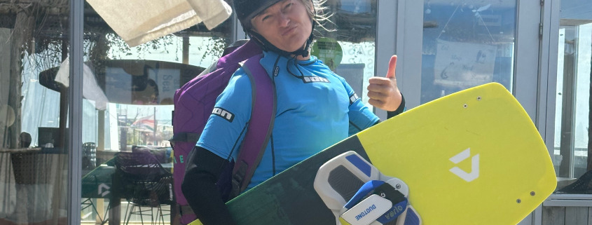 Vrouw is klaar voor de kite les bij Surfschool Castricum.