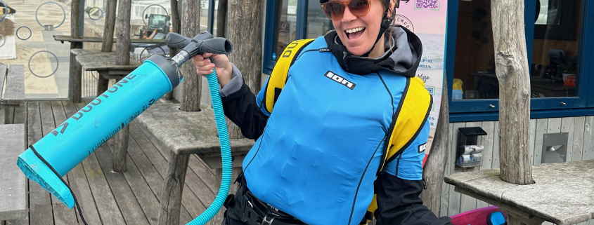Student toont kitesurf materiaal voor de kitesurfles bij Surfschool Castricum.