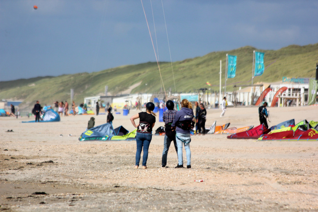 Oud eigenaar Sander geeft een kitesurfles. Welke vanaf leeftijd kun je les krijgen.