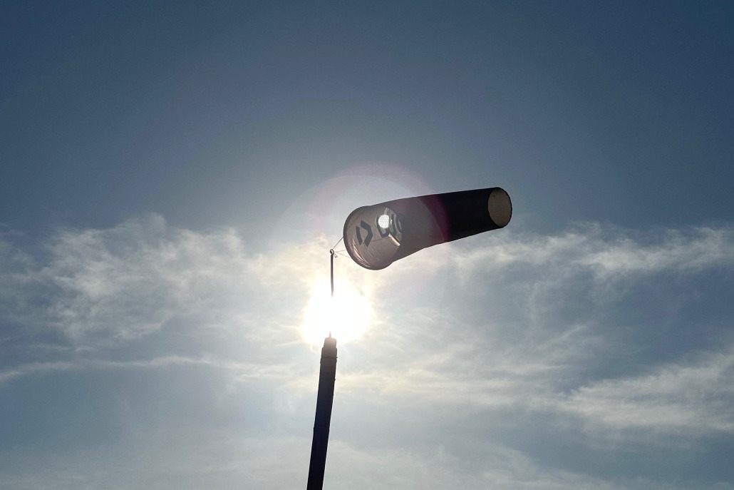 De Duotone windvaan staat strak in de lucht bij Surfschool Castricum. Winrichting.